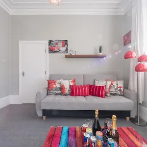 3 Bedroom Saks - 2 Living Area House In Newland Ave Hull Holiday home Kingston upon Hull